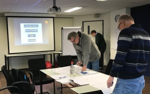 Beroepsvereniging aan de slag met een opdracht tijdens workshop